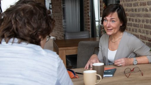 Wat zijn de voordelen van een therapeut in familieopstellingen?