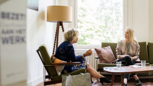 De prijs van vertrouwdheid: waarom de vaste bedrijfscoach jouw organisatie kwetsbaar maakt