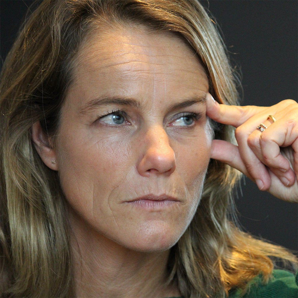 Paniekaanval Portret van een vrouwelijke psycholoog die gespecialiseerd is in paniekaanvallen op de werkvloer
