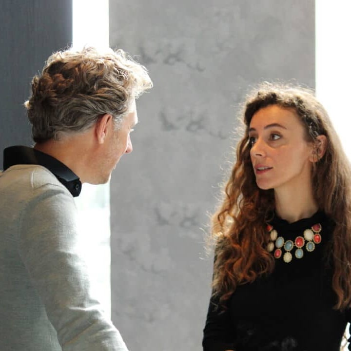 Therapeut therapie Therapeut in gesprek met cliënt in een rustige, moderne omgeving