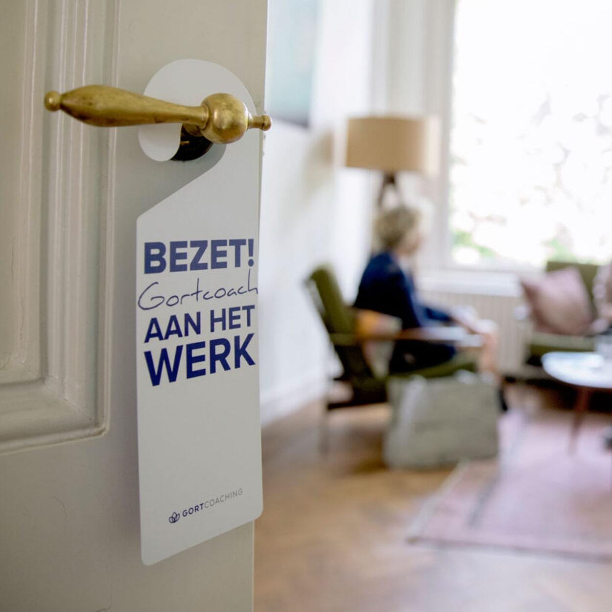 Therapeut therapie Therapeut in gesprek met werkende professional tijdens individuele therapiesessie