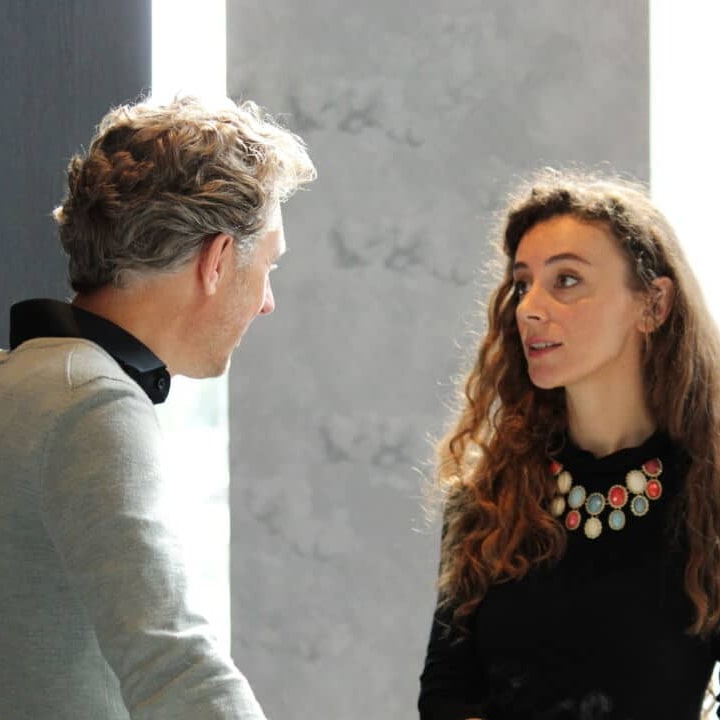 Jonge vrouw in gesprek met bedrijfsmaatschappelijk werker