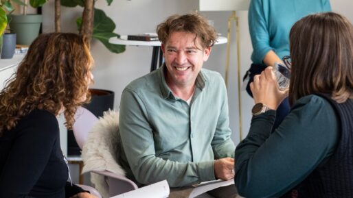 Complimenten op de werkvloer: hoe doe je dat nu echt?